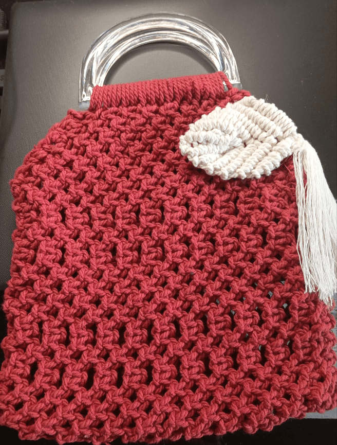 Sac à main macramé rouge fait main avec anse en plastique et détail en crochet, création artisanale FeniCrochet.