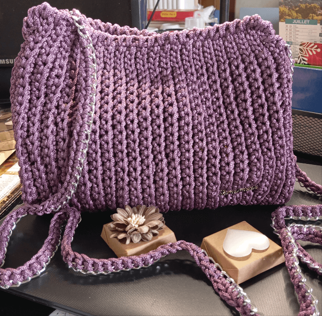 Détail des mailles crochetées du sac artisanal parme - FeniCrochet.