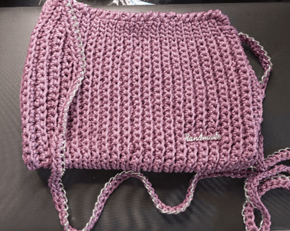 Détail des mailles crochetées du sac artisanal parme - FeniCrochet.