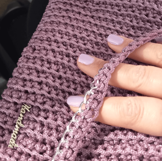 Détail des mailles crochetées du sac artisanal parme - FeniCrochet.