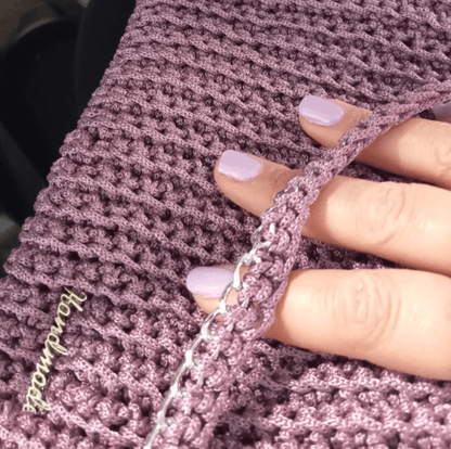Détail des mailles crochetées du sac artisanal parme - FeniCrochet.
