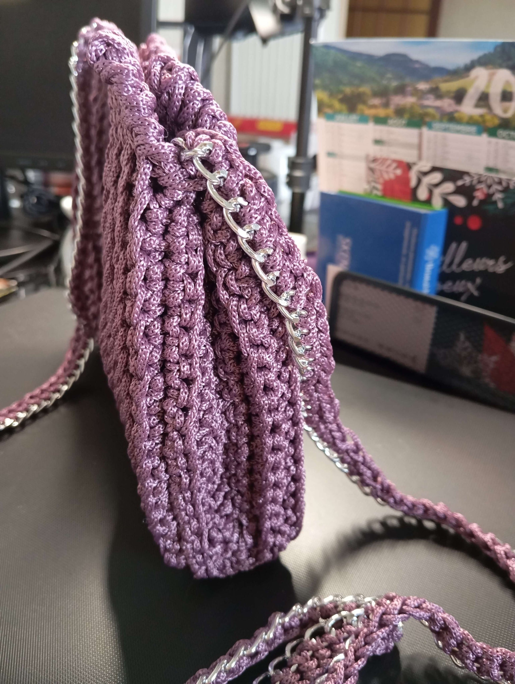 Vue du cote Détail des mailles crochetées du sac artisanal parme - FeniCrochet.