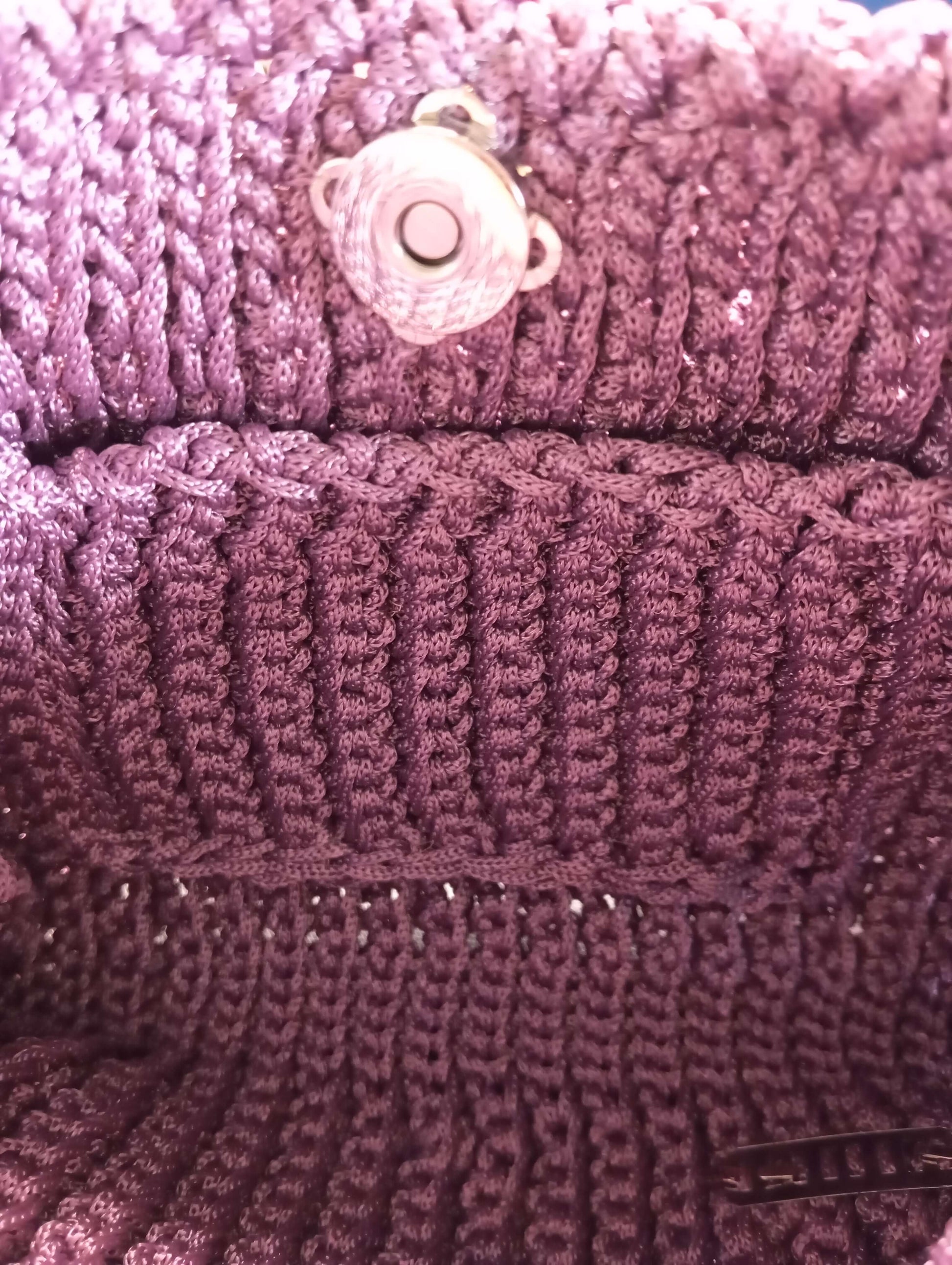 Detail pochette interieur.Détail des mailles crochetées du sac artisanal parme - FeniCrochet.