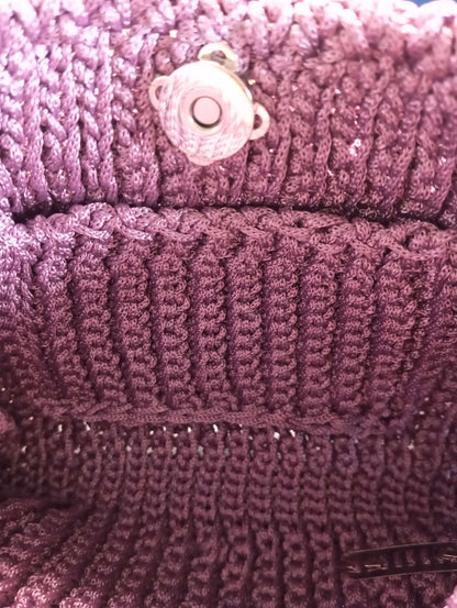 Detail pochette interieur.Détail des mailles crochetées du sac artisanal parme - FeniCrochet.