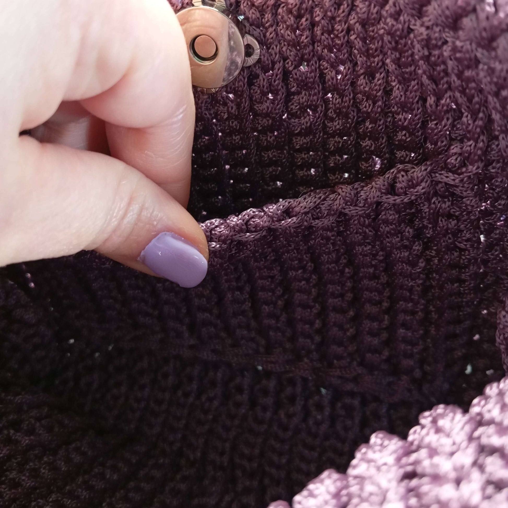 Détail des mailles crochetées du sac artisanal parme - FeniCrochet.