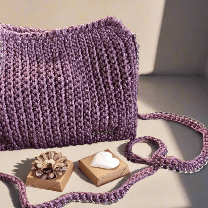 Détail des mailles crochetées du sac artisanal parme - FeniCrochet.