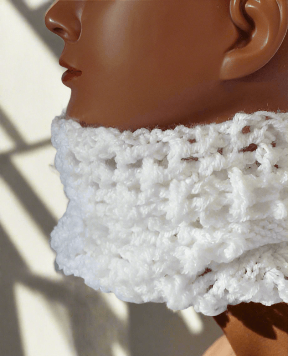 Élégance Hivernale De FeniCrochet : Tour de Cou Blanc en Crochet – Modèle Mailles Ajourées - FeniCrochet