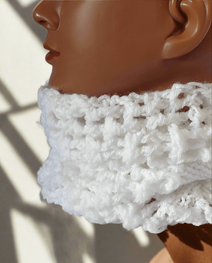 Élégance Hivernale De FeniCrochet : Tour de Cou Blanc en Crochet – Modèle Mailles Ajourées - FeniCrochet