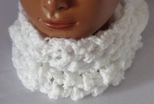 Élégance Hivernale De FeniCrochet : Tour de Cou Blanc en Crochet – Modèle Mailles Ajourées - FeniCrochet