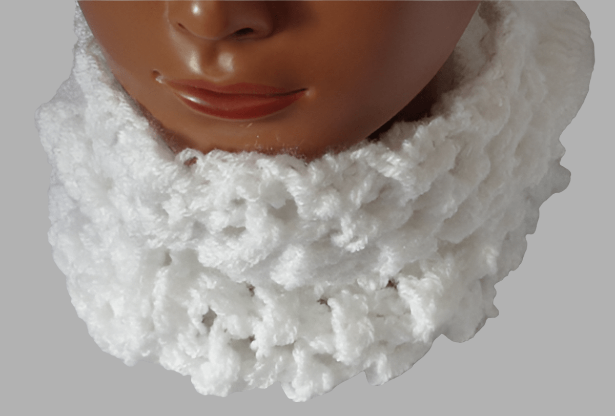 Élégance Hivernale De FeniCrochet : Tour de Cou Blanc en Crochet – Modèle Mailles Ajourées - FeniCrochet