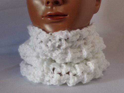 Élégance Hivernale De FeniCrochet : Tour de Cou Blanc en Crochet – Modèle Mailles Ajourées - FeniCrochet