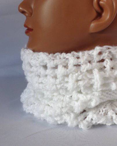 Élégance Hivernale De FeniCrochet : Tour de Cou Blanc en Crochet – Modèle Mailles Ajourées - FeniCrochet