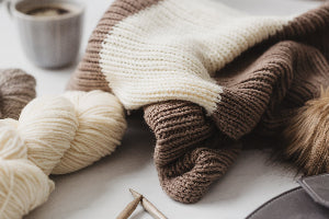 image montrat des tricot et une tasse de cafe