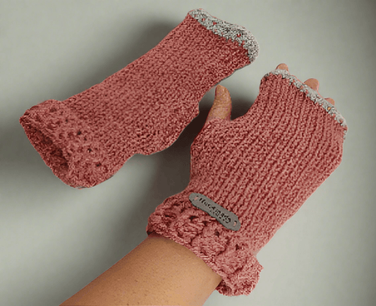 Mitaines De FeniCrochet en Tricot Rose avec bordure grise - FeniCrochet