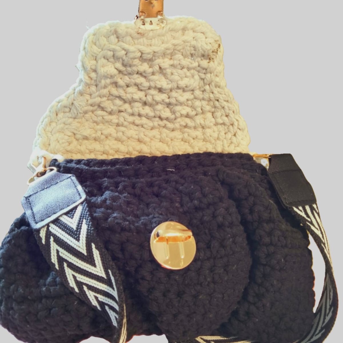 Sac à Main FeniCrochet en Noir et Beige – Élégance Artisanale avec Fermoir Doré - FeniCrochet
