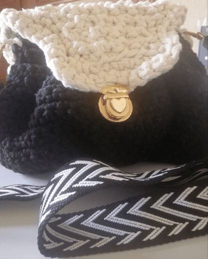 Sac à Main FeniCrochet en Noir et Beige – Élégance Artisanale avec Fermoir Doré - FeniCrochet