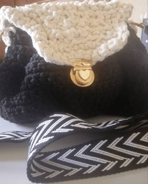 Sac à Main FeniCrochet en Noir et Beige – Élégance Artisanale avec Fermoir Doré - FeniCrochet