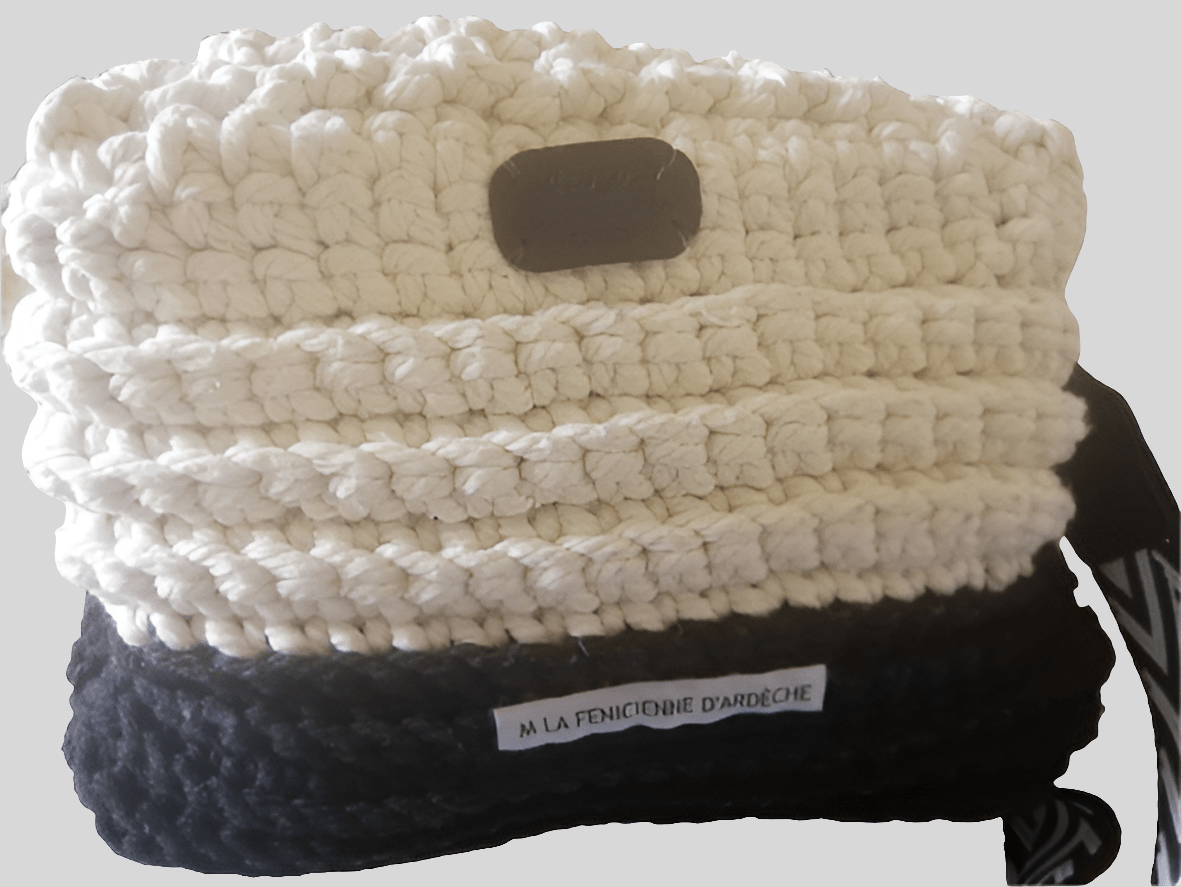 Sac à Main FeniCrochet en Noir et Beige – Élégance Artisanale avec Fermoir Doré - FeniCrochet