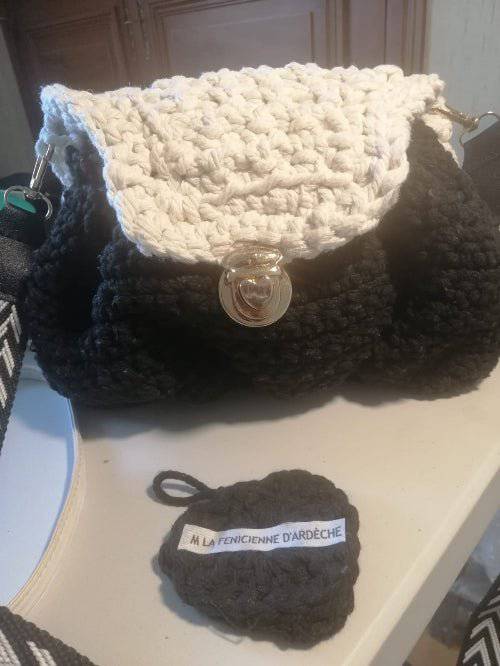 Sac à Main FeniCrochet en Noir et Beige – Élégance Artisanale avec Fermoir Doré - FeniCrochet