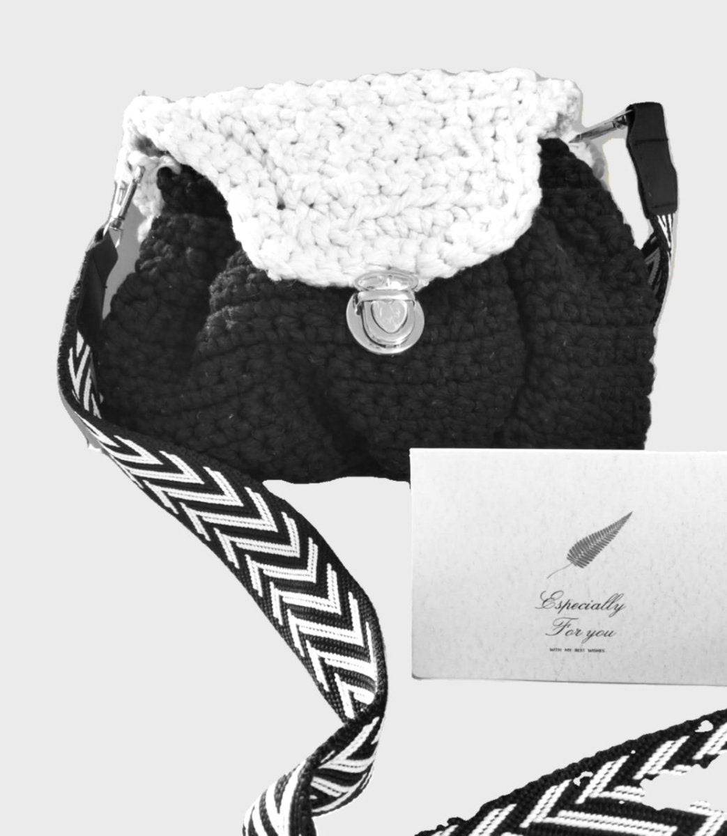 Sac à Main FeniCrochet en Noir et Beige – Élégance Artisanale avec Fermoir Doré - FeniCrochet