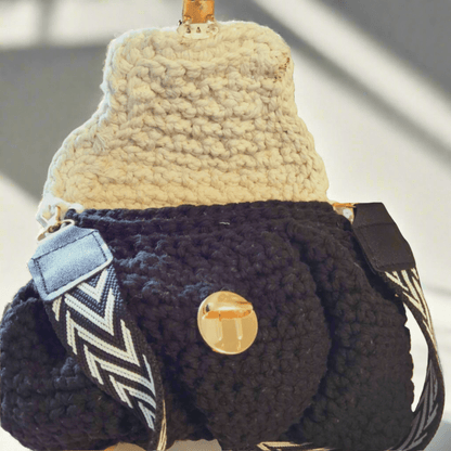 Sac à Main FeniCrochet en Noir et Beige – Élégance Artisanale avec Fermoir Doré - FeniCrochet