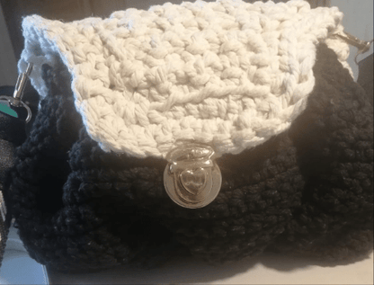 Sac à Main FeniCrochet en Noir et Beige – Élégance Artisanale avec Fermoir Doré - FeniCrochet