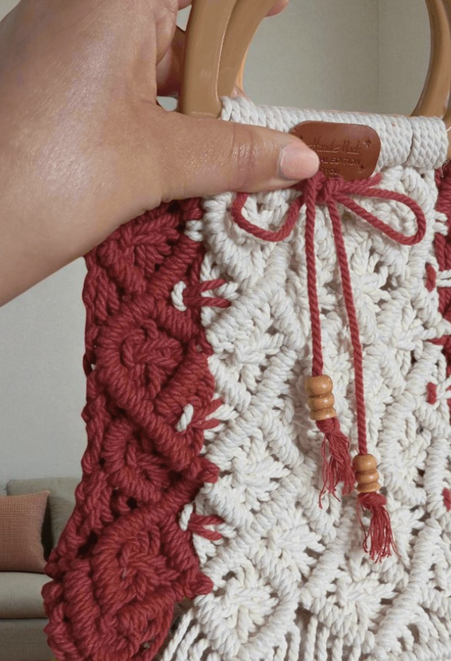 Sac à main « Brique Ivoire » en macramé – FeniCrochet 2 Sac à main en macramé rouge