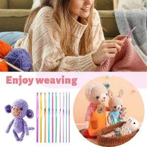 Femme tricoteuse entourée de pelotes de laine et jouets en peluche colorés. Fenicrochet
