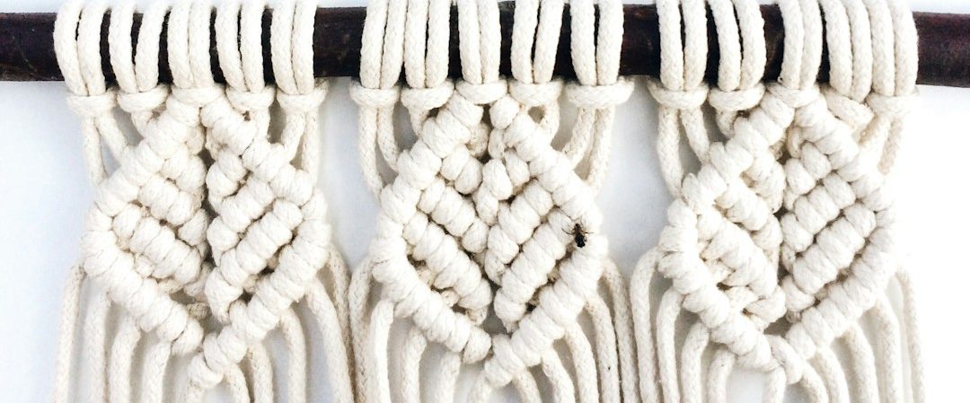 Découvrez le Macramé Fait Main de FeniCrochet Macramé décor en corde beige avec des motifs en losange. FeniCrochet