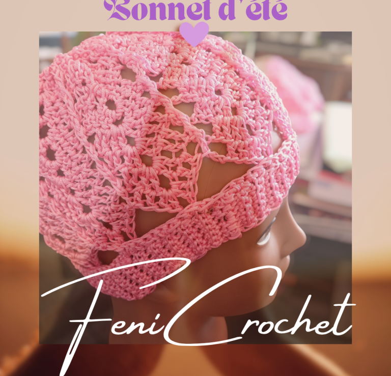 Bonnet d'été en crochet rose avec un motif délicat. Logo FeniCrochet en bas.