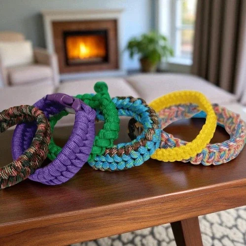 Bracelets colorés en macramé, disposés sur une surface en bois, avec lumière naturelle.